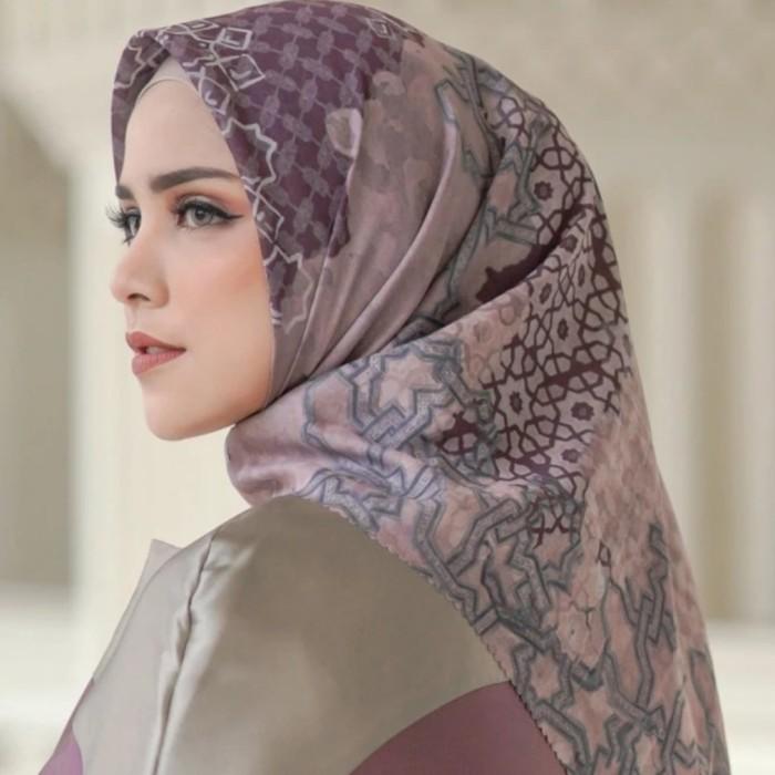 Kerudung / Jilbab Buttonscarves Satin Haramain - Berry (as is)