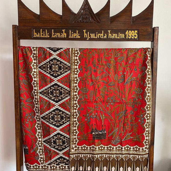 Sarung dengan selendang  Dengan motif keladi  Bahan santuang jenis printing
