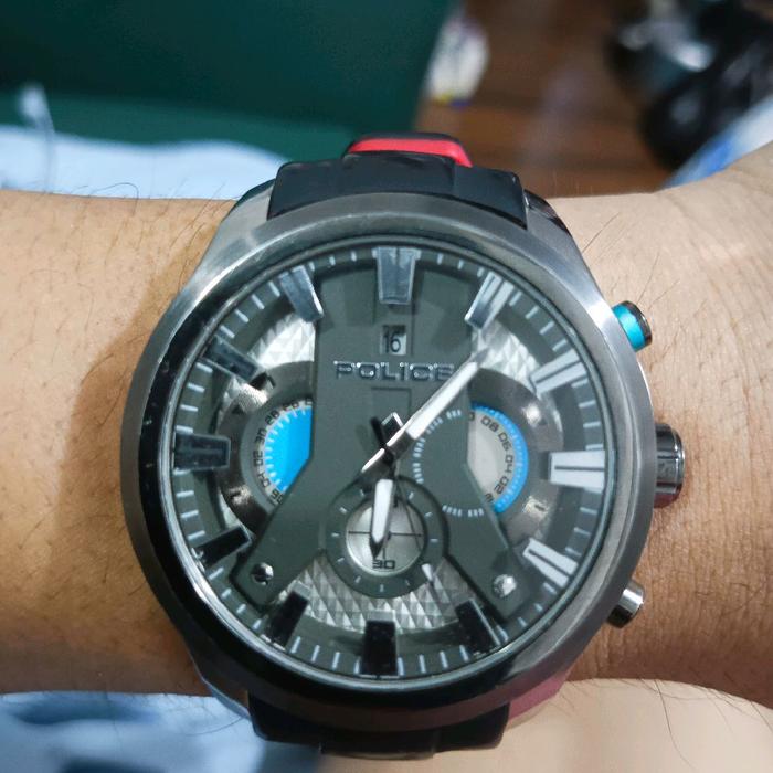 Police Jam Tangan Pria Model Chrono dengan Tali Hitam dan Detail Biru
