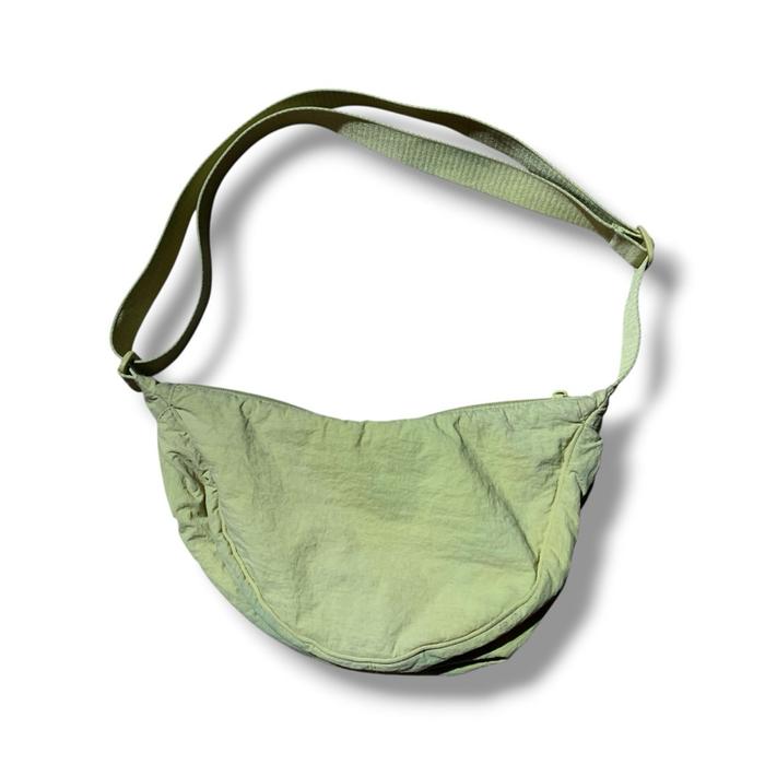 Uniqlo Round mini slig bag