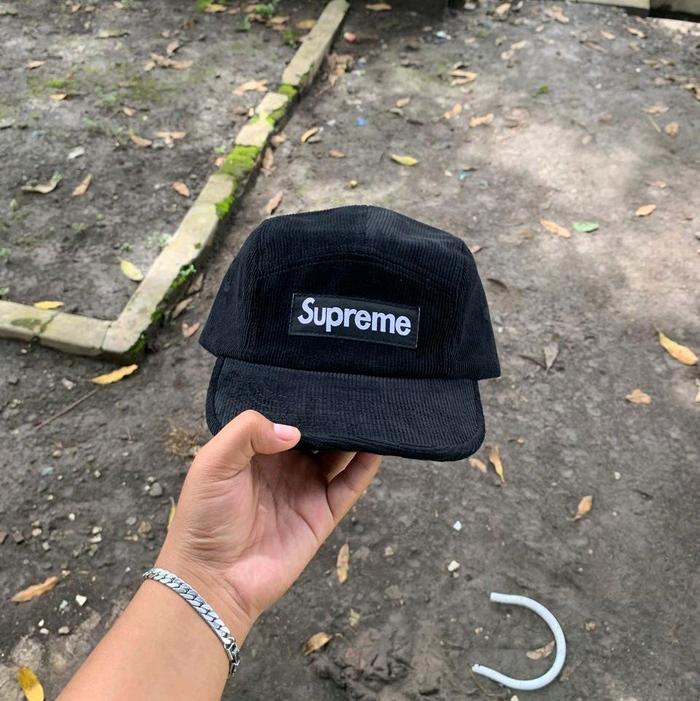 Supreme Topi Hitam Corduroy dengan Logo Putih untuk Gaya Kasual dan Trendy
