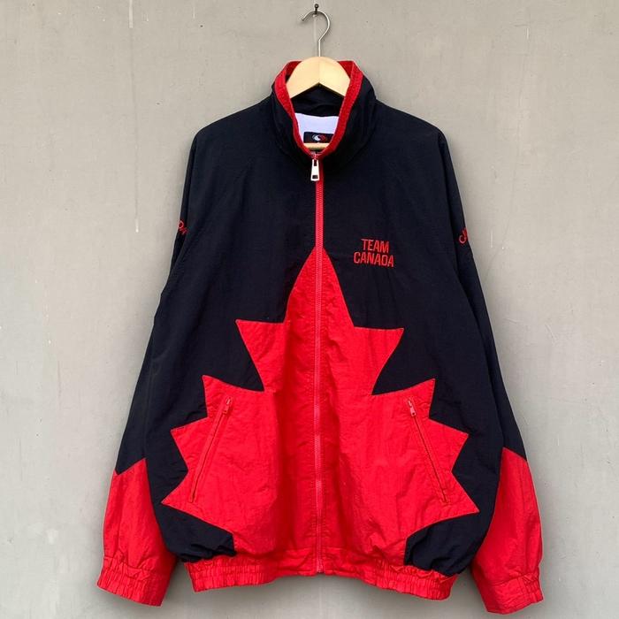 Vintage Team Canada Jaket Windbreaker Tracktop dengan Desain Warna Blok dan Logo Daun Maple Merah