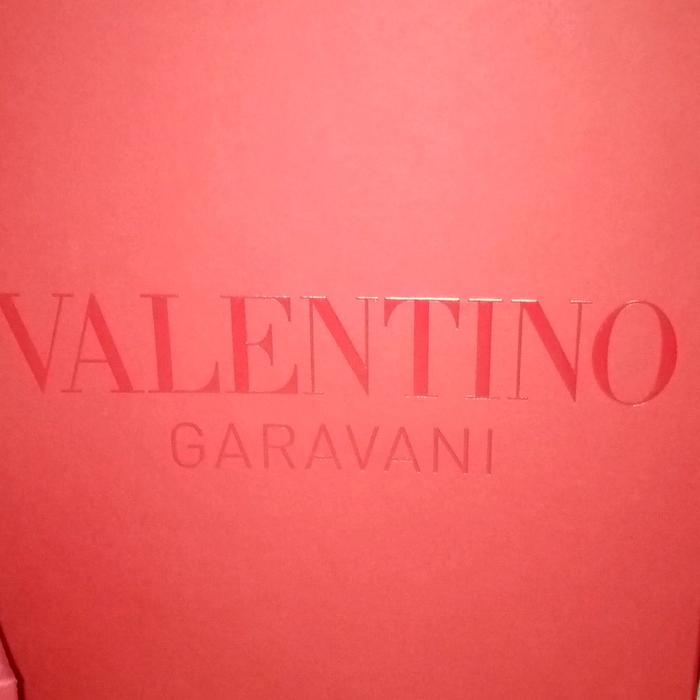 kardus sepatu bekas Valentino