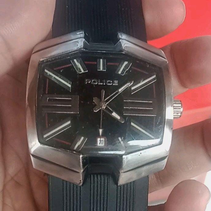 POLICE Jam Tangan Pria Timepieces 10971J dengan Tali Karet Hitam dan Desain Elegan Original.