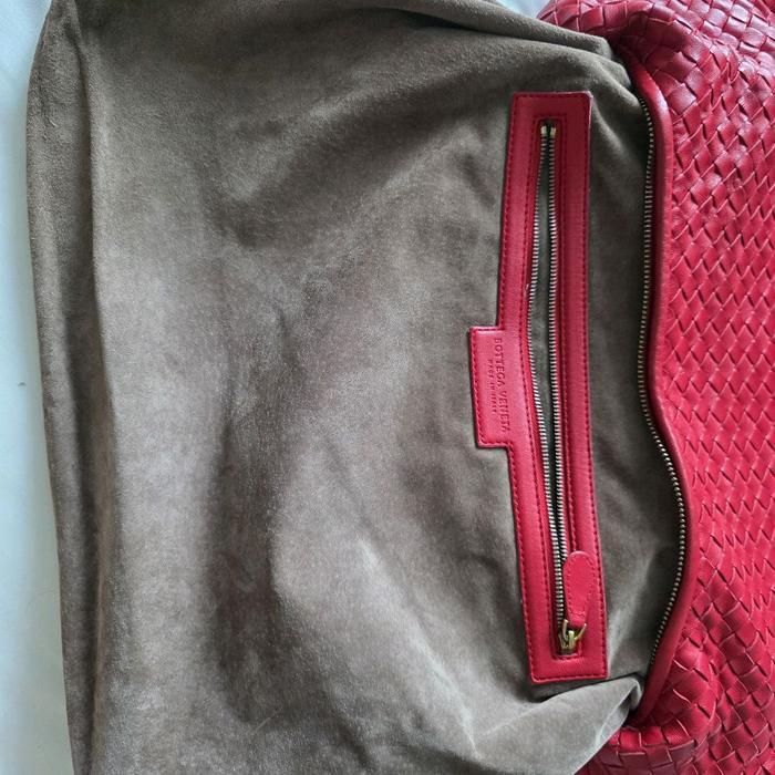 PRELOVED (USED) BOTTEGA VENETA HOBO BAG RED DETAIL 1