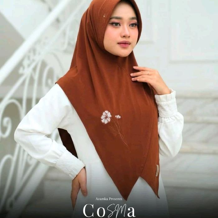 Azamka Cosma Hijab Warna Coklat dengan Motif Bunga Putih untuk Tampilan Elegan dan Modis