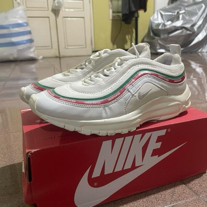 Nike Sepatu Running Cowok Putih dengan Detail Merah dan Hijau untuk Aktivitas Olahraga