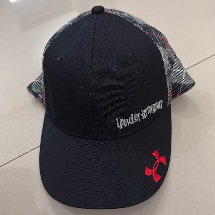 Under Armour Topi Baseball Hitam dengan Logo Merah dan Desain Plaid di Belakang