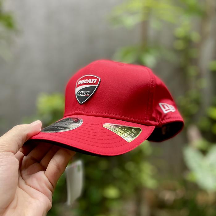 Topi Ducati Motor Logo Core Red 9SEVENTY Stretch Snap Adjustable Cap, MotoGP Original NEW ERA – BRAN