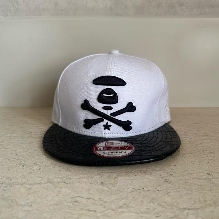 LIMITED EDITION Topi New Era 9FIFTY x AAPE Snapback Cap Putih dengan Desain Skull Hitam dan Bintang 
