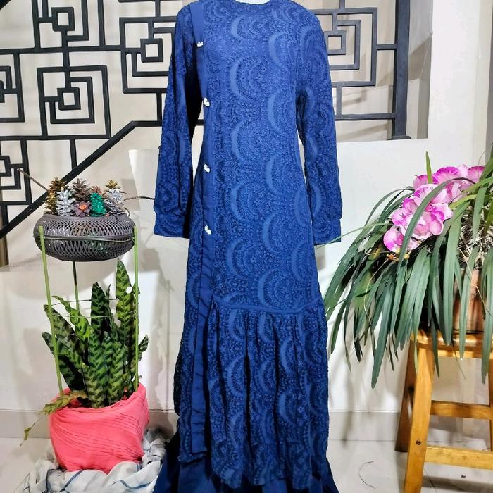 gamis brukat marevi gamis brokat tekstur dengan aksen kancing asimetris, yang memiliki tampilan unik