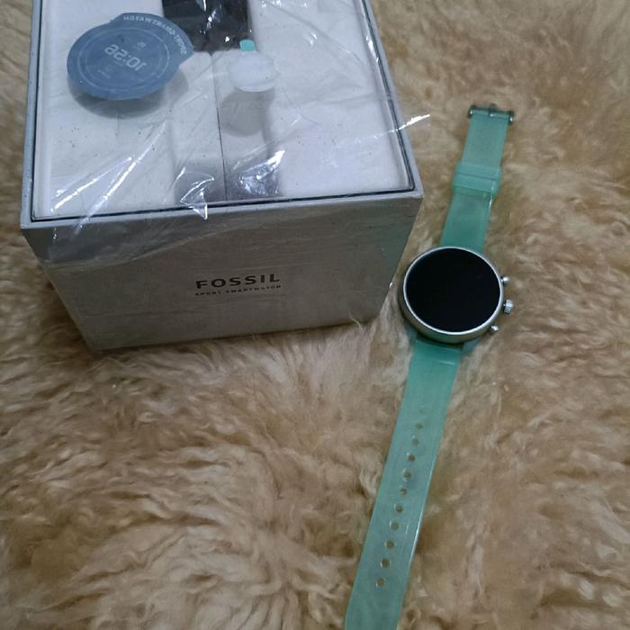 Fossil FTW6057adalah Fossil Sport Smartwatch, jam tangan pintar dengan strap silikon warna mint, dir