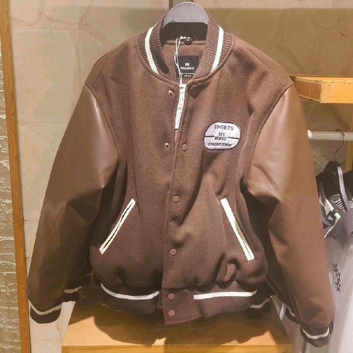 Jaket Bomber Pull and Bear Motif Baseball Original Pria Casual Lengan Kulit dan Detail Sporty