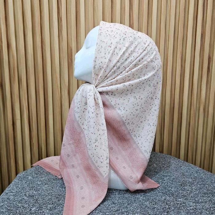 HIJAB SEGI EMPAT VOAL MOTIF BUNGA KECIL PUTIH TULANG LIS PINK