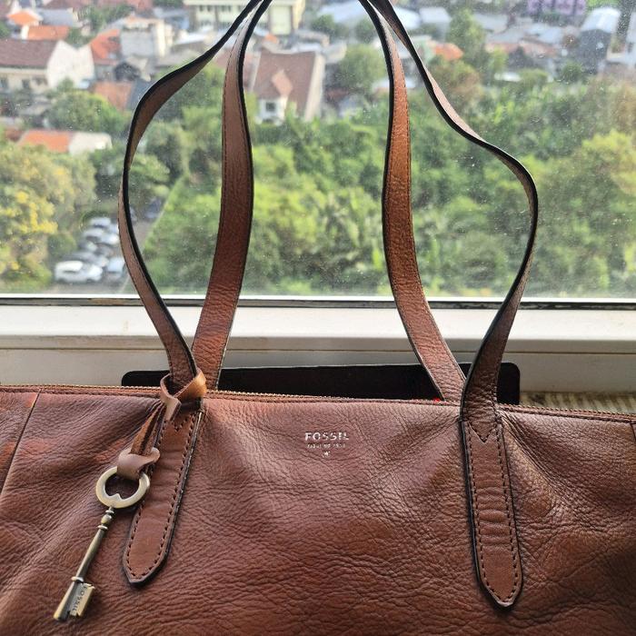 Fossil Totebag Ocil - Tas Tangan Kulit Coklat dengan Gantungan Kunci Elegan untuk Wanita
