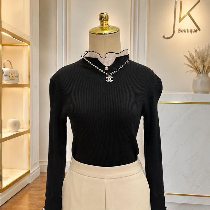 JK Boutique Rajut Kancing Hitam dengan Detail Renda dan Kalung Perhiasan
