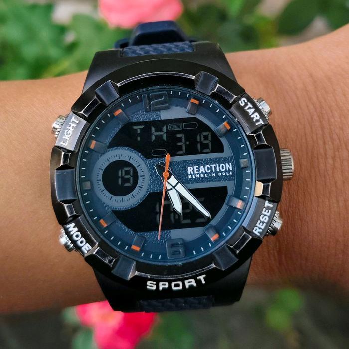Kenneth Cole Reaction Ana-Digi Sport Watch  . Jam tangan dual-time ini memadukan tampilan analog (ja