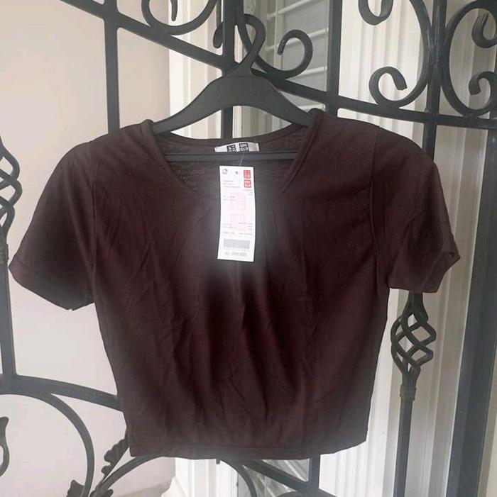 T-Shirt Uniqlo Thrift Basic Croptop Coklat Ukuran S