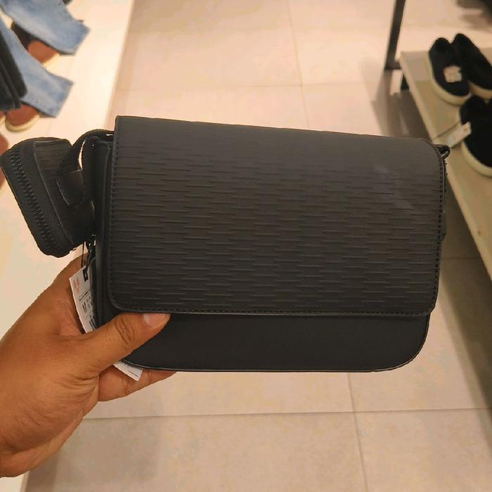 Tas Selempang Zara Pria Bertekstur Karet Dengan Dompet Koin Original Hitam