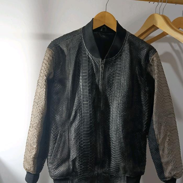 FURIKA Jaket Bomber Pria Kulit Ular  dan Desain Zipper Modern