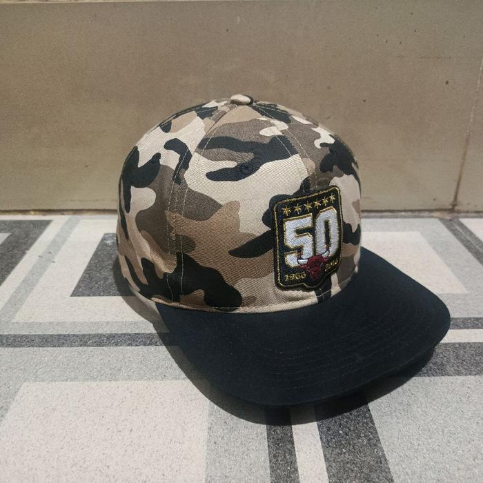​"Topi Snapback Chicago Bulls 50th Anniversary Camo - Second Original"