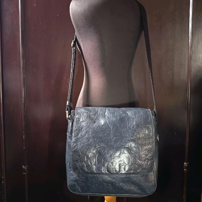 Sling Bag / Tas Selempang Pria Kulit Asli Embossed Brand  C O A C H  Ukuran Sedang Dark Navy Genuine