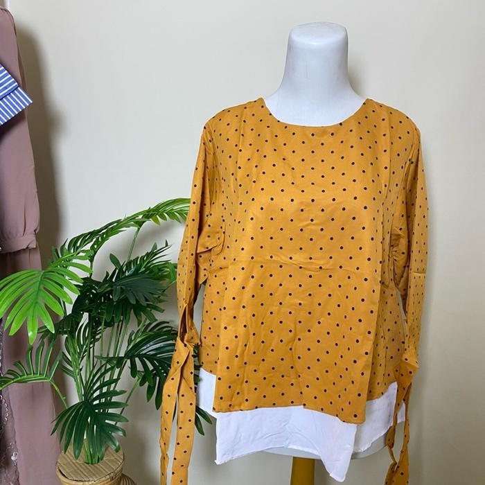 Kemeja Wanita Tunik Polkadot Kuning dengan Desain Polkadot Hitam dan Lengan Panjang