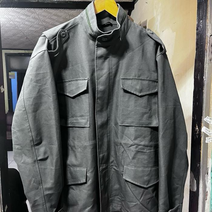 Jaket pria model M65 dengan desain utility klasik yang maskulin dan timeless. Cocok untuk aktivitas 