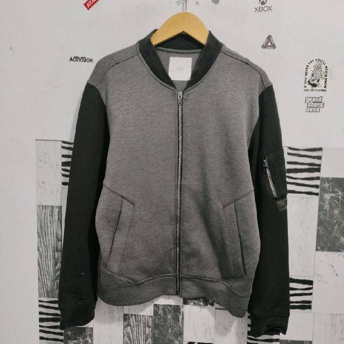Jaket Bomber Design United warna Abu kombinasi Hitam model Zipper Lengan