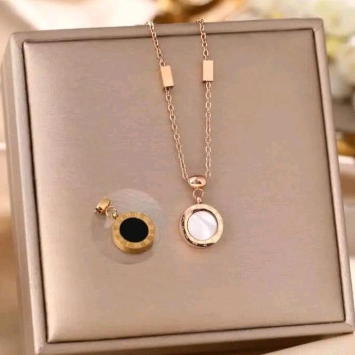 kalung titanium wanita liontin bulat hitam..