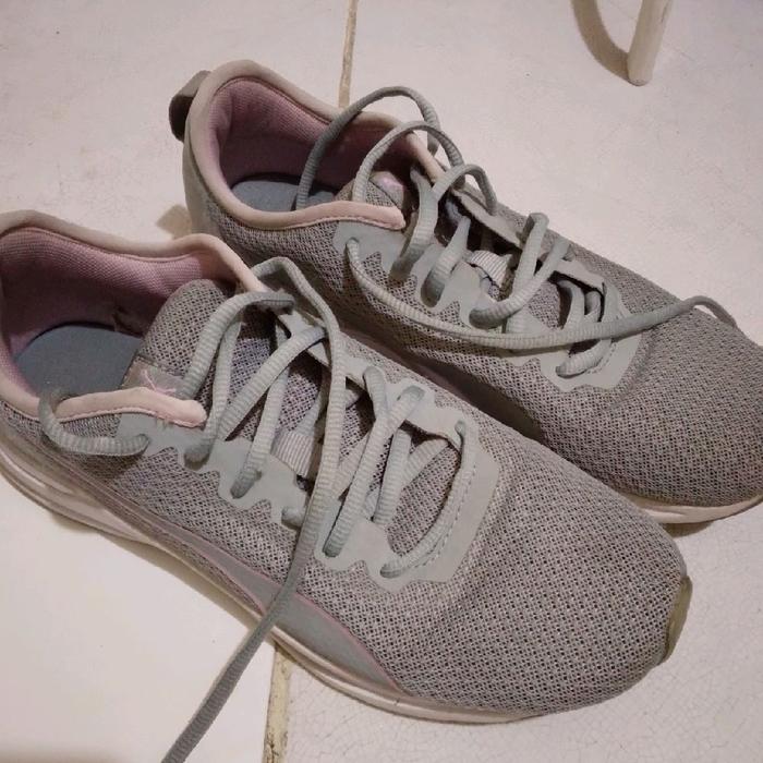 preloved PUMA SIZE 39 Sepatu Olahraga Shoes Sneakers Badminton Pria Wanita