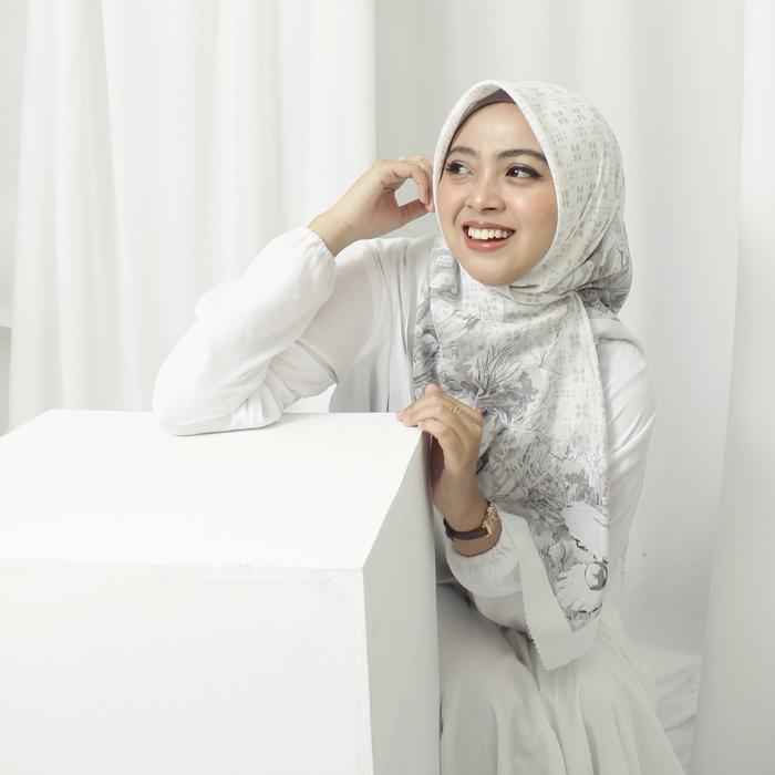 Hijab Segi Empat Motif Voal Premium Laser Cut Free Pouch by Waffa Hijab (ETALASE 2)