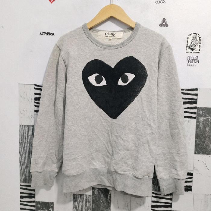 Sweater Crewneck PLAY CDG Big Logo warna Abu Muda