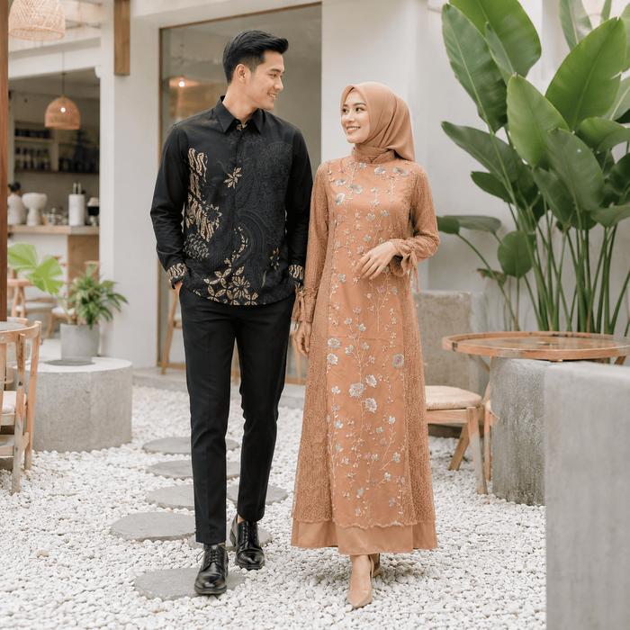 MISO BUTIK - Set Couple Gamis Aqila Satin Soft Premium Tulle Garden & Kemeja Batik Elegan