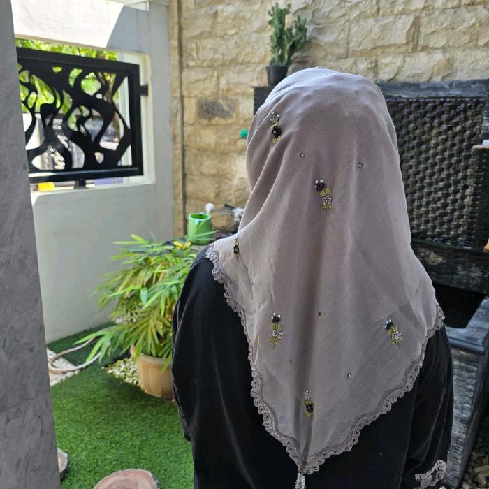Hijab Paris bunga Kamboja tabur bordir tasell