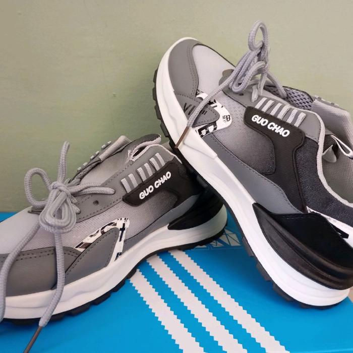 Guo Chao Sepatu Sneaker Pria Warna Abu-abu dengan Desain Modern dan Nyaman untuk Aktivitas Sehari-ha