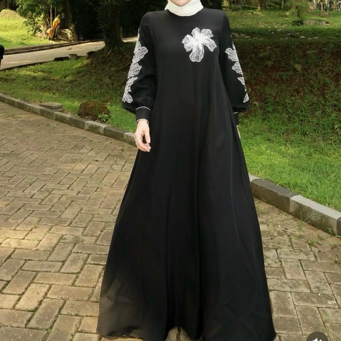 Arniz Collection Gaun Hitam Elegan dengan Detail Bunga Putih di Lengan dan Dada Muslim