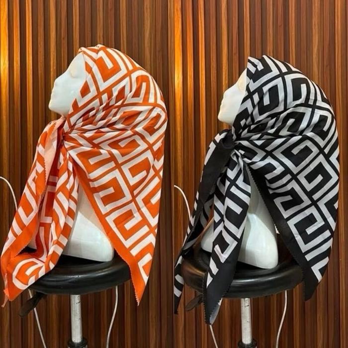 Hijab Modern Kerudung Segi Empat dengan Desain Geometris Warna Orange dan Hitam untuk Tampilan Elega