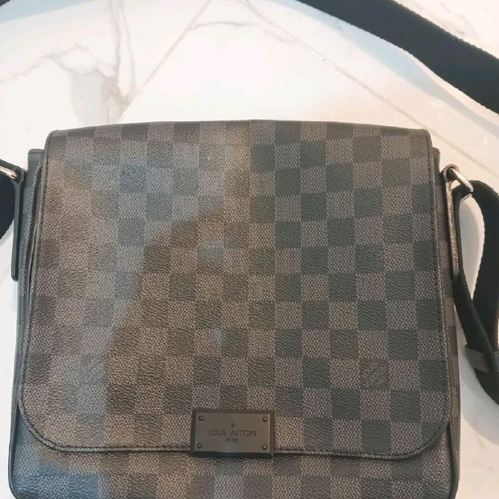 lv Tas Selempang Damier Graphite dengan Desain Kotak-Kotak Elegan dan Tali Bahu yang Nyaman
