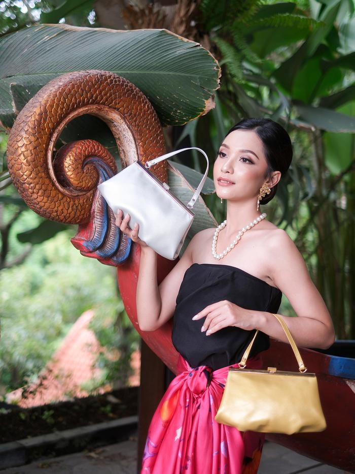Dowa Vega Leather Hand Bag