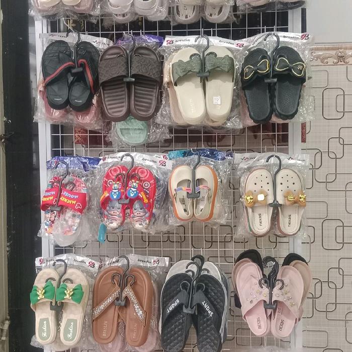 promo obral murah meriah sandalnya.. . sayang ibu, syang anak, sayang diri sendiri. .