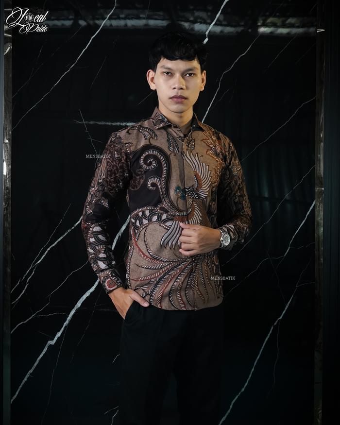 MENSBATIK - Cakrawira - Kemeja Batik Pria yang Bikin Kesan Pertama Lebih Meyakinkan