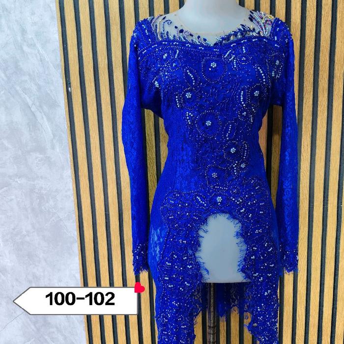 Kebaya Panjang Bahan Semi Prancis dengan Detail Mutiara dan Warna Biru Royal untuk Acara Spesial