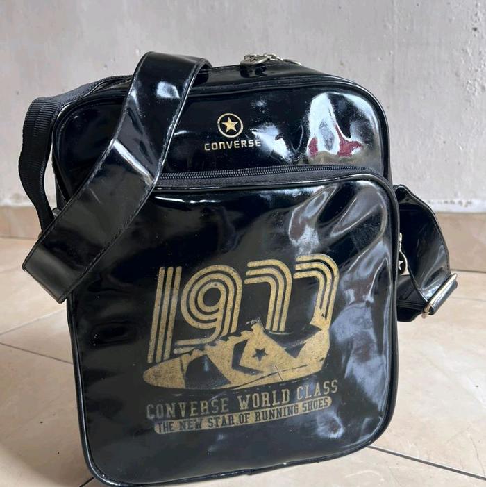 Converse Tas Selempang 1977 Kulit Asli Glossy Original dengan Desain Klasik dan Kualitas Terbaik