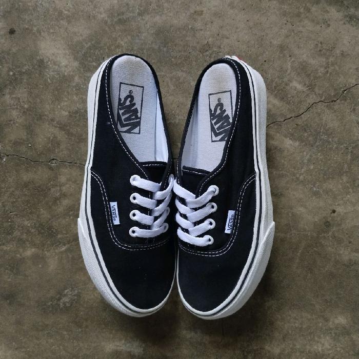 Vans Sepatu Pria Wanita Hitam Putih Model Authentic Classic Dengan Tali Putih Nyaman