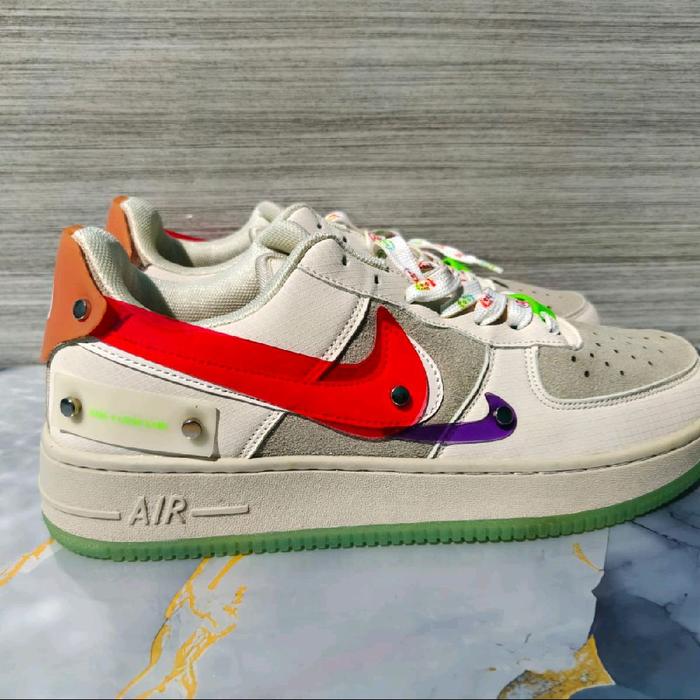 Sepatu nike Air ForcePutih dengan Logo Merah dan Hijau
