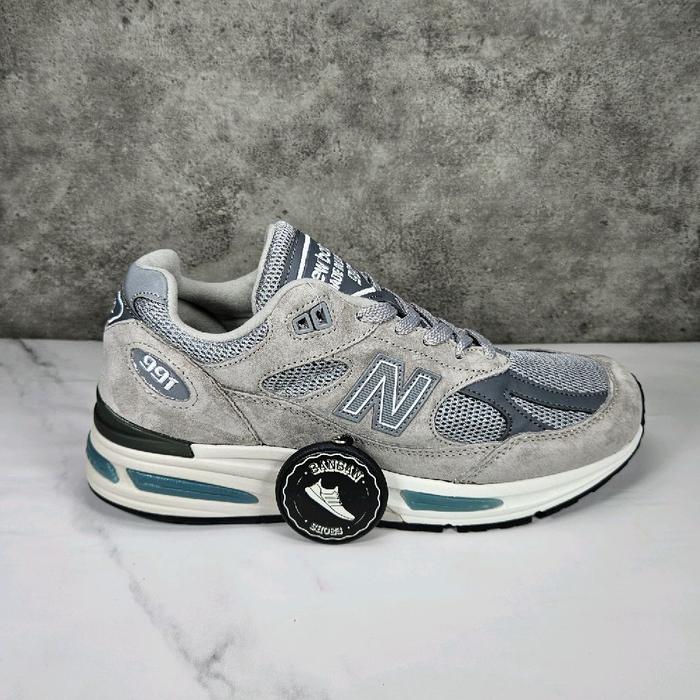Sepatu Casual NB 991 V2 Grey