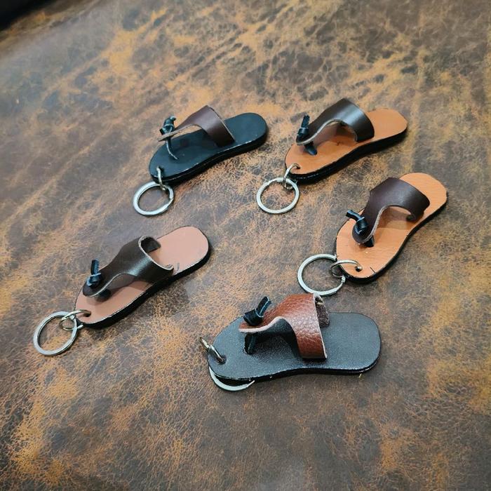 Gantungan Kunci Sendal Kulit Sapi Asli dengan Desain Unik dan Tahan Lama untuk Pria dan Wanita