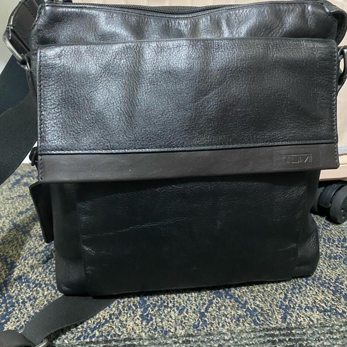 Tumi Preloved Sling Bag Tumi Messenger Tas Selempang Kulit Hitam untuk Pria dan Wanita