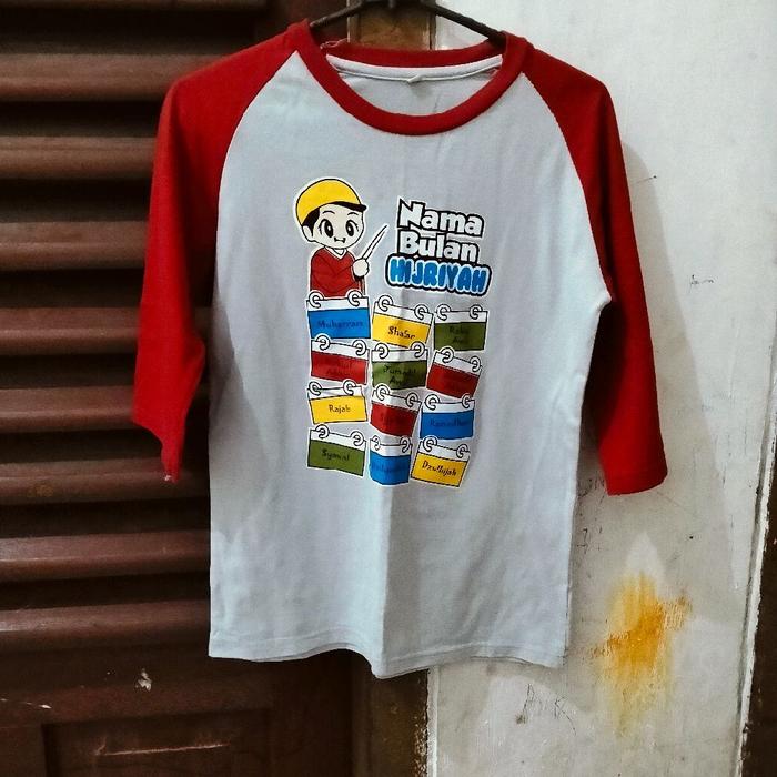 Kaos Anak Laki-Laki Karakter Islami Preloved dengan Desain Nama Bulan Hijriyah Warna Merah Putih